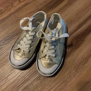 Little Girl’s Preloved Sneakers!! Good life left💚